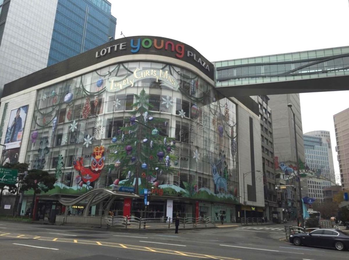 2014.11.23
明洞 日曜日の９時半 
お店もまだまだ開いてません。...