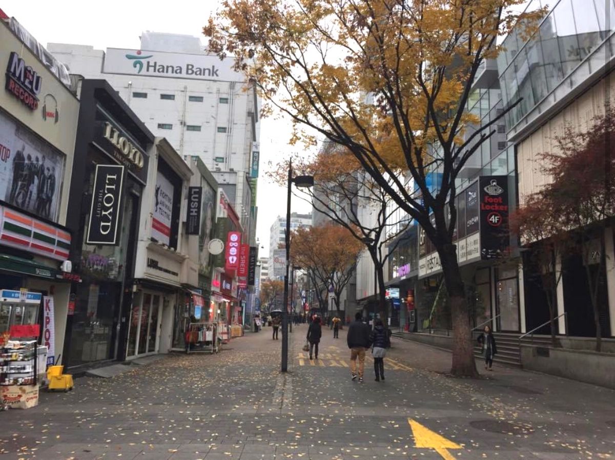 2014.11.23
明洞 日曜日の９時半 
お店もまだまだ開いてません。...