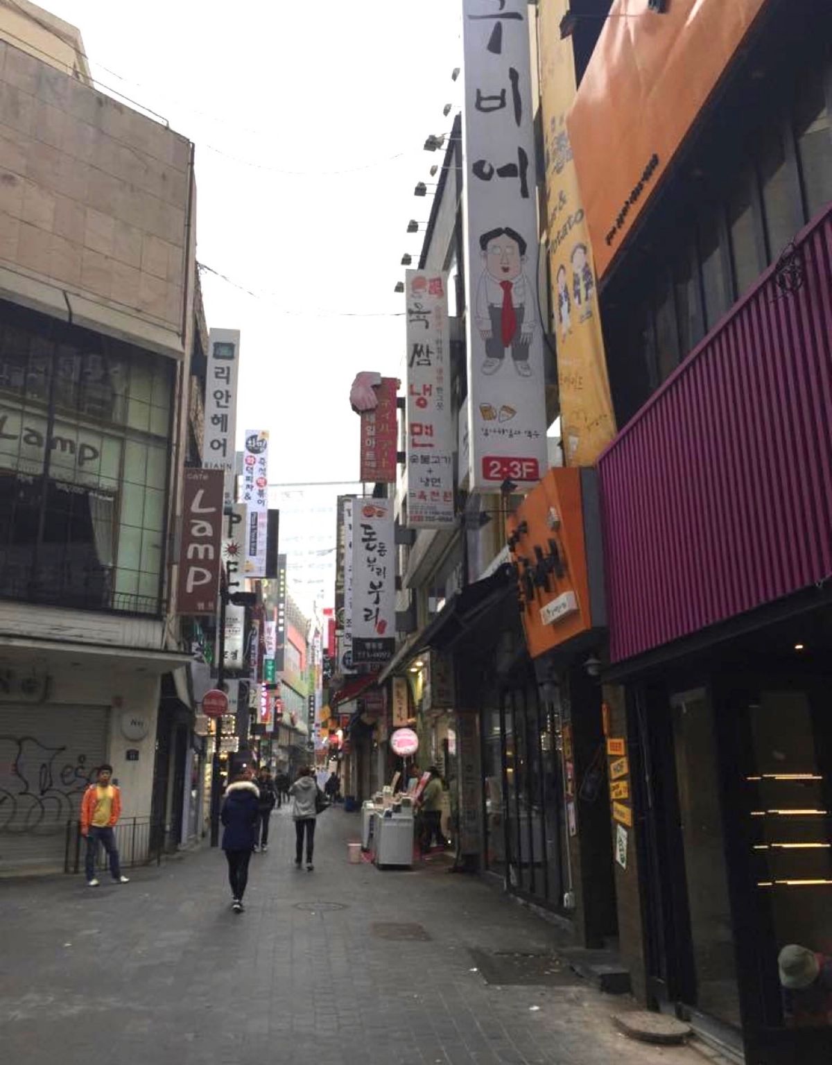 2014.11.23
明洞 日曜日の９時半 
お店もまだまだ開いてません。...