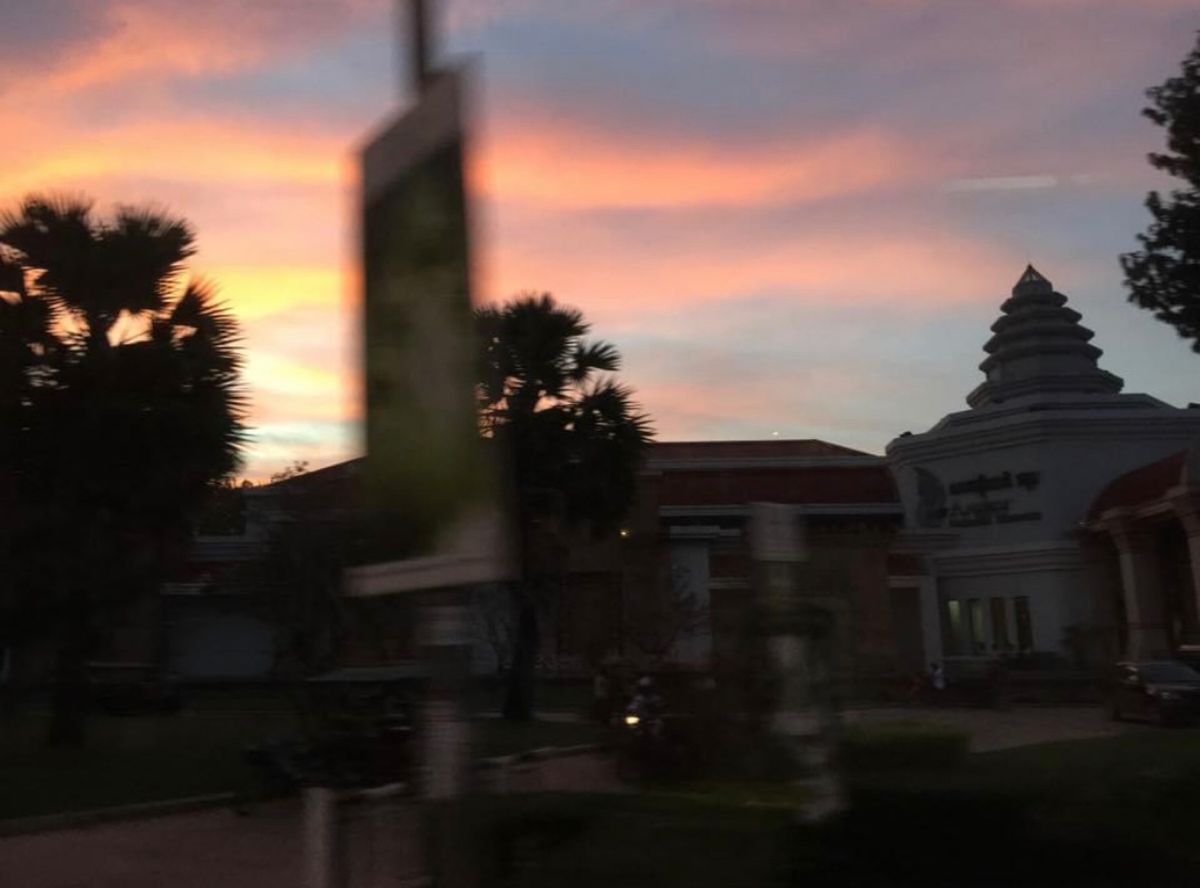 2014.11.21
スラスラン貯蔵池で夕焼け

もうこのとき、ズボンの股...