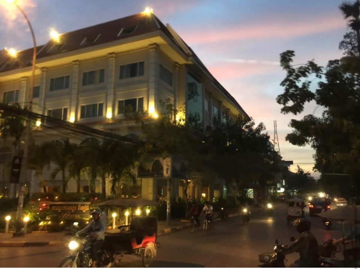 2014.11.21
スラスラン貯蔵池で夕焼け

もうこのとき、ズボンの股...