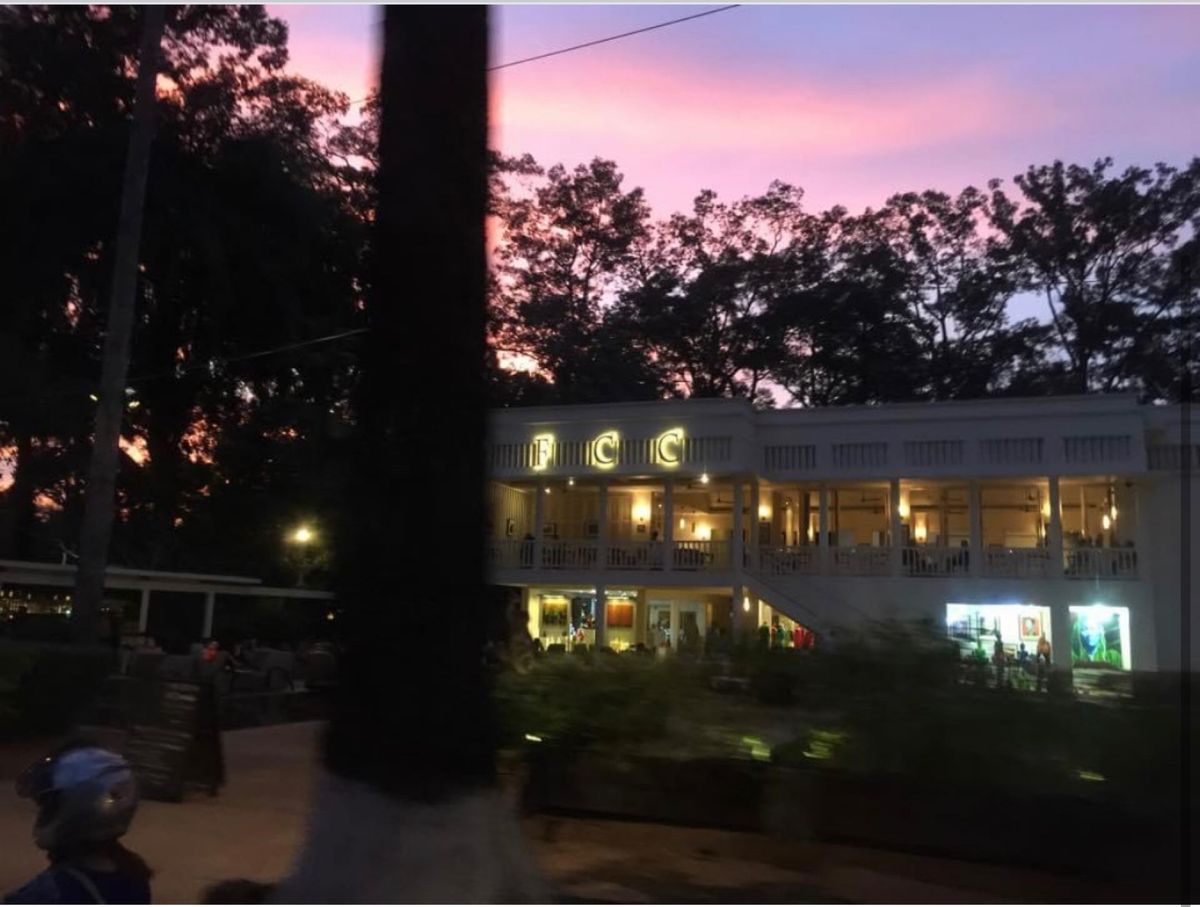 2014.11.21
スラスラン貯蔵池で夕焼け

もうこのとき、ズボンの股...