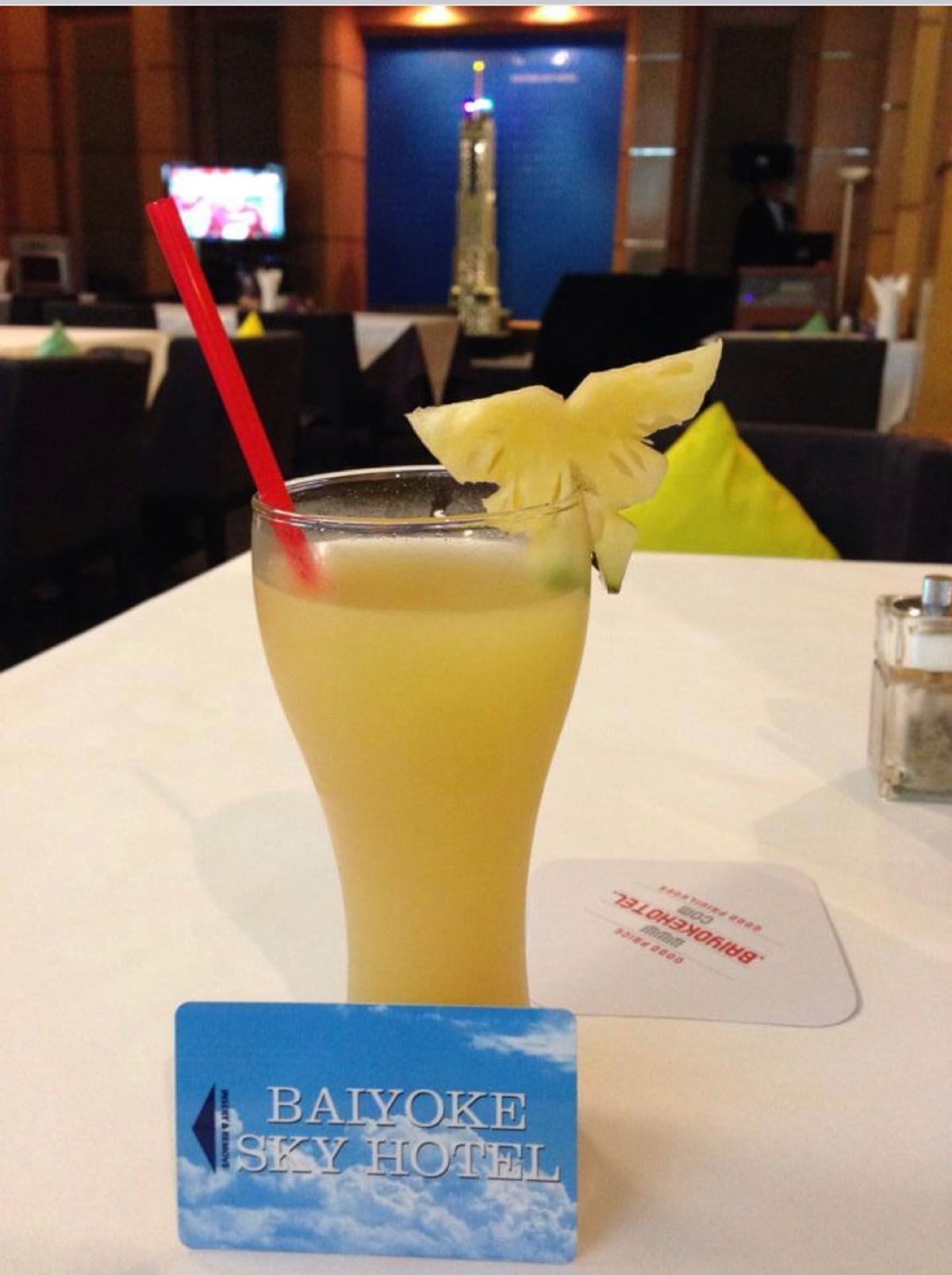 2013.12.08
バイヨークスカイホテル82階建
一泊一部屋7200円...