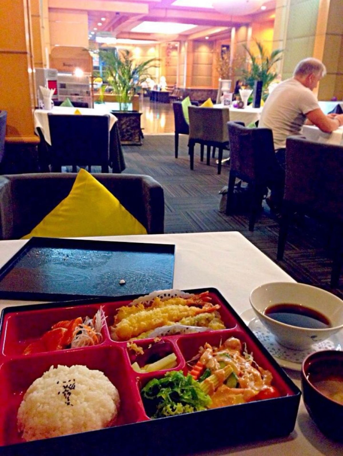 2013.12.09
タイまで来ても日本食
トムヤムクンラーメン 240円...