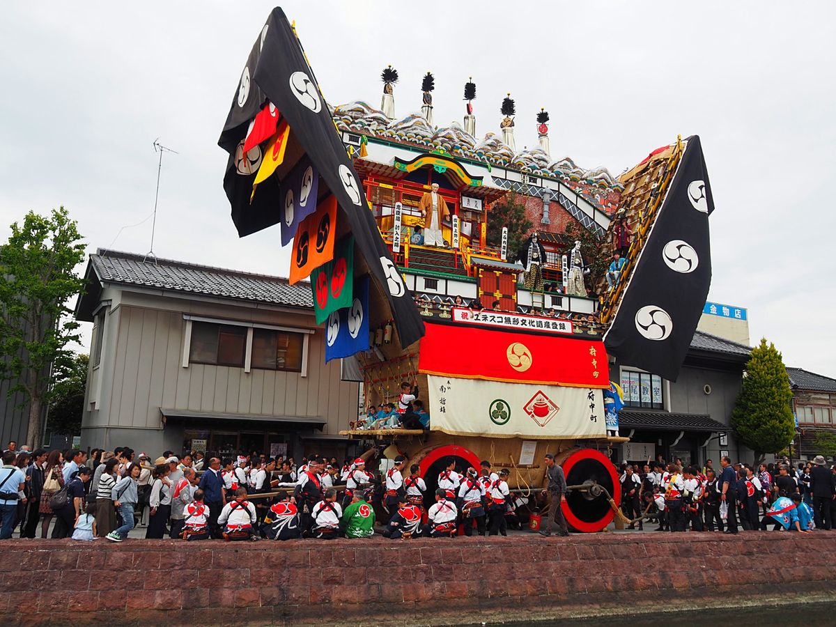 青柏祭の曳山行事　石川県七尾市
でか山と呼ばれる巨大な曳山は、他では見られ...