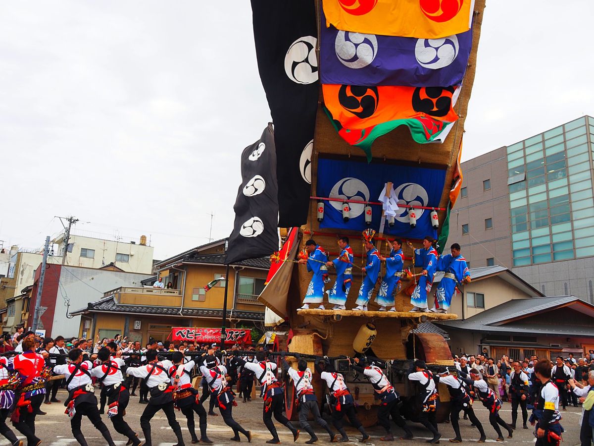 青柏祭の曳山行事　石川県七尾市
でか山と呼ばれる巨大な曳山は、他では見られ...