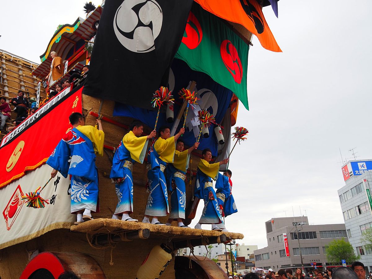 青柏祭の曳山行事　石川県七尾市
でか山と呼ばれる巨大な曳山は、他では見られ...