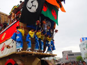 青柏祭の曳山行事　石川県七尾市
でか山と呼ばれる巨大な曳山は、他では見られ...