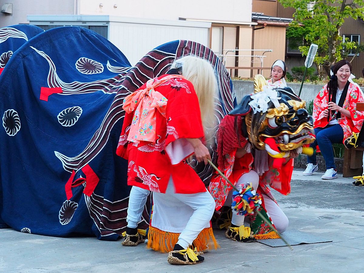 青柏祭の曳山行事　石川県七尾市
でか山と呼ばれる巨大な曳山は、他では見られ...