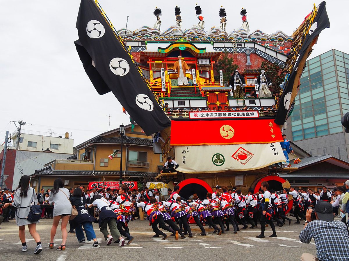 青柏祭の曳山行事　石川県七尾市
でか山と呼ばれる巨大な曳山は、他では見られ...