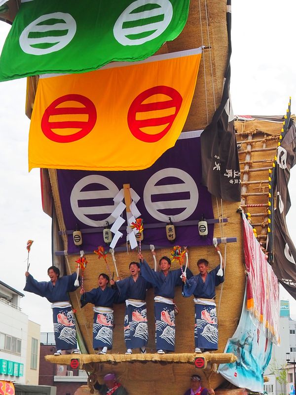 日本「ニッポン北陸 祭り紀行」の写真：青柏祭の曳山行事　石川県七尾市
でか山と...