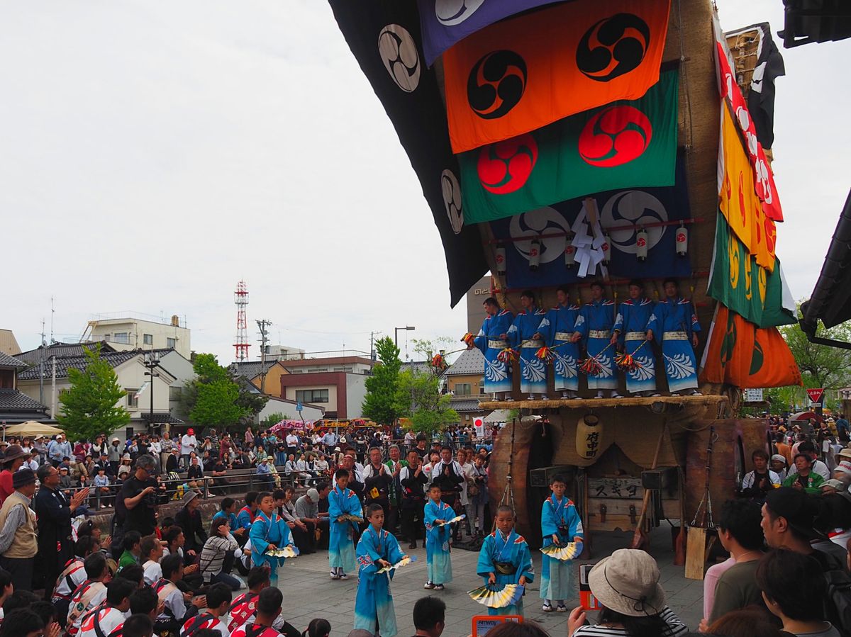 青柏祭の曳山行事　石川県七尾市
でか山と呼ばれる巨大な曳山は、他では見られ...