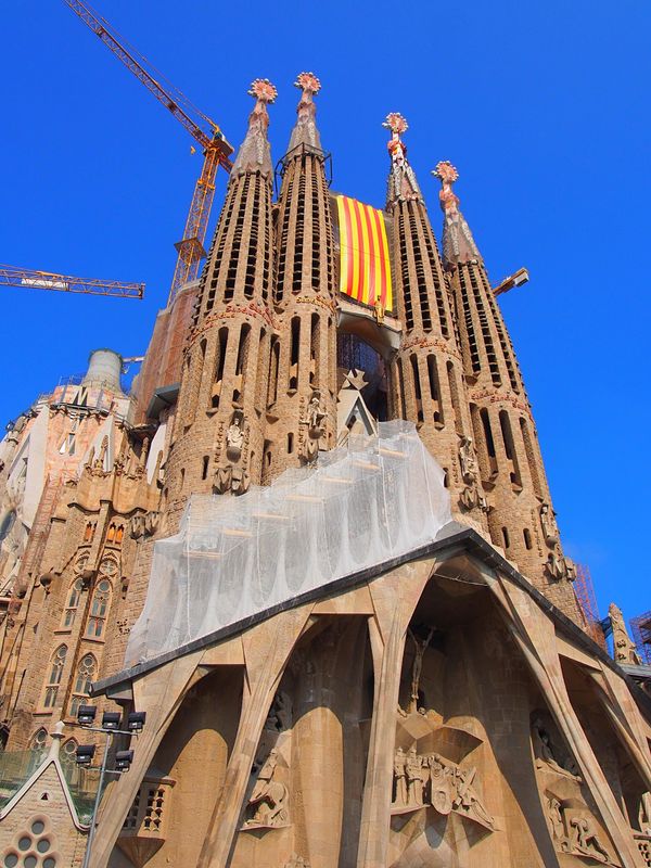 スペイン・バルセロナ「スペイン出張  それでも旅するバルセロナ」の写真：サグラダファミリア
今なお建設が続く、言...