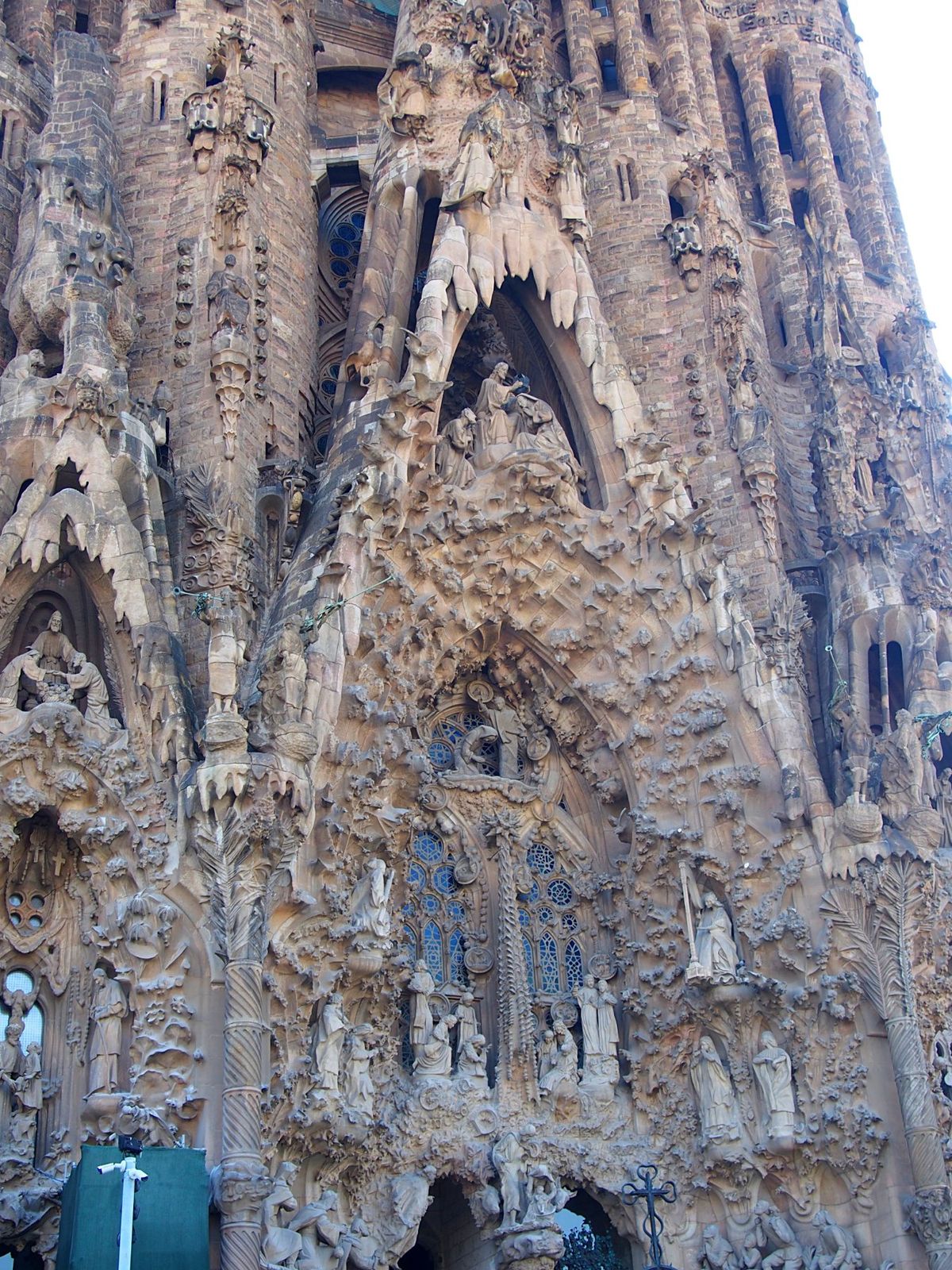 サグラダファミリア
今なお建設が続く、言わずと知れた世界一有名な教会。
カ...