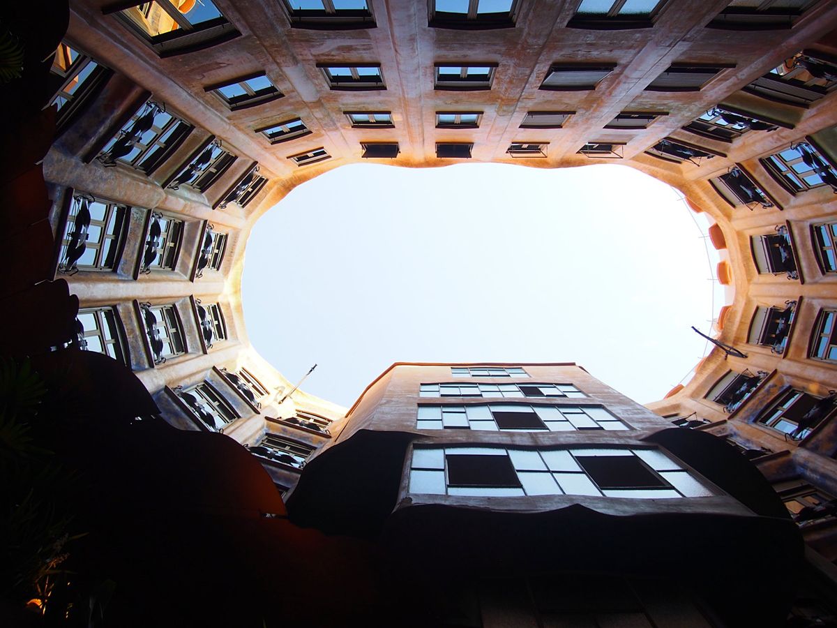 バルセロナ市内のガウディ建築
市内には個人邸宅や集合住宅、グエル公園など、...