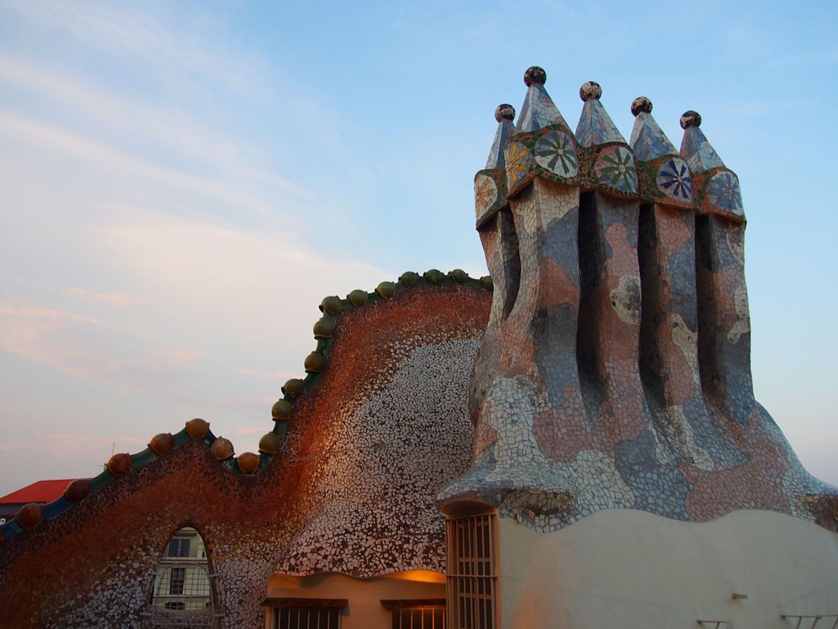 バルセロナ市内のガウディ建築
市内には個人邸宅や集合住宅、グエル公園など、...