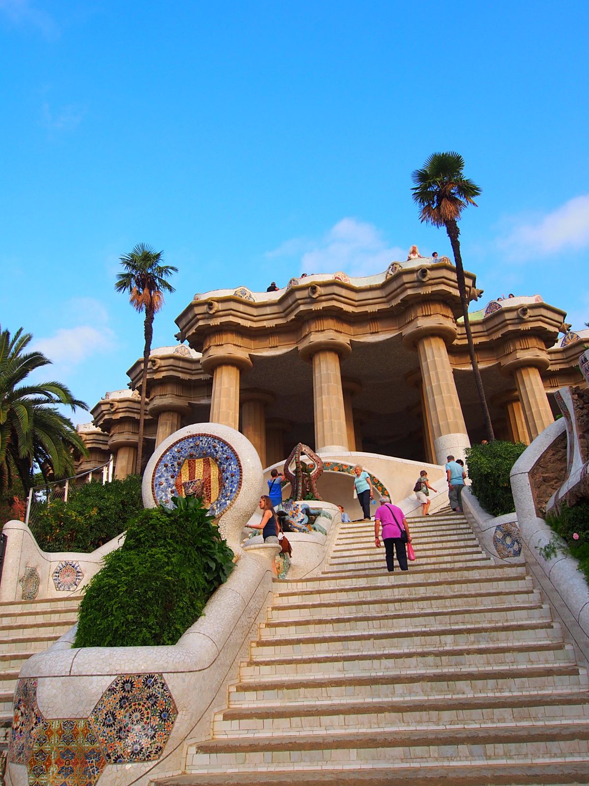 バルセロナ市内のガウディ建築
市内には個人邸宅や集合住宅、グエル公園など、...