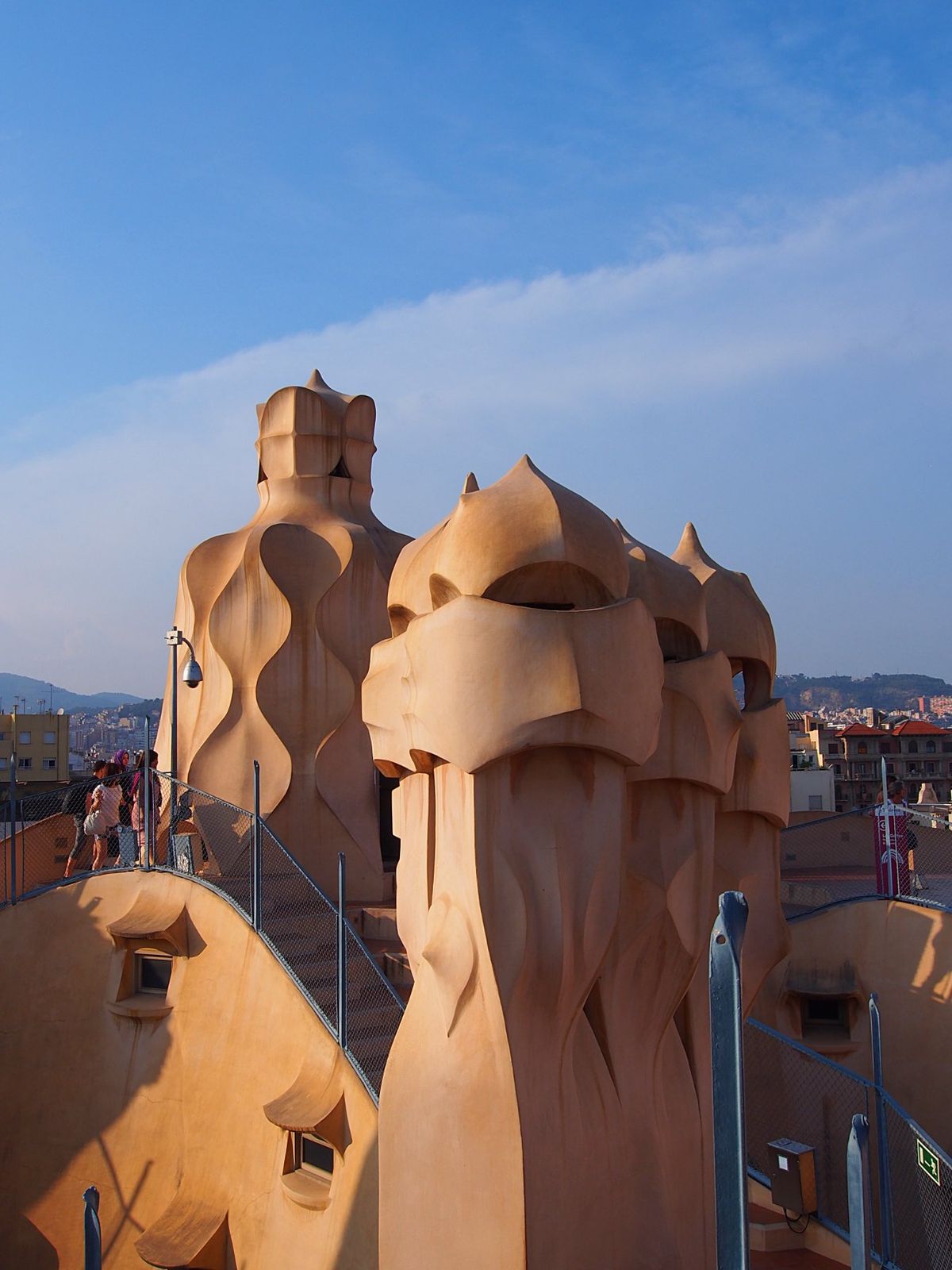 バルセロナ市内のガウディ建築
市内には個人邸宅や集合住宅、グエル公園など、...