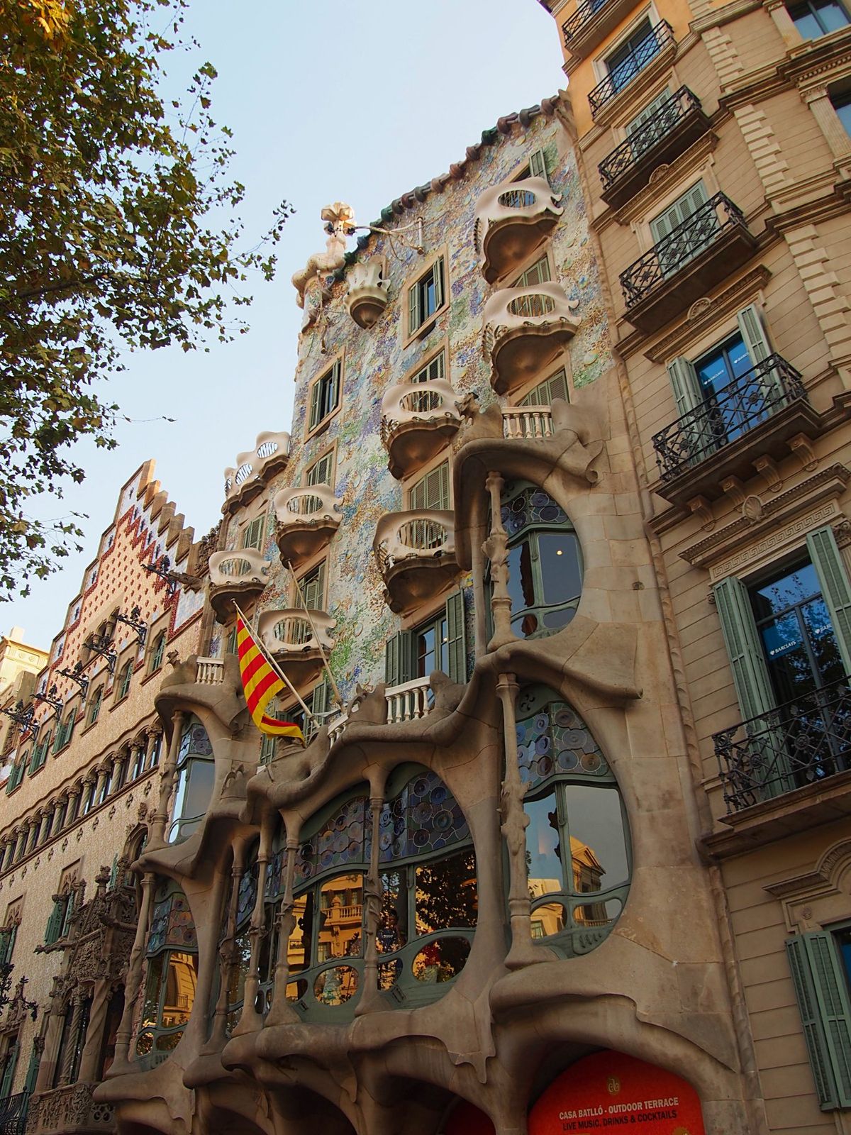 バルセロナ市内のガウディ建築
市内には個人邸宅や集合住宅、グエル公園など、...