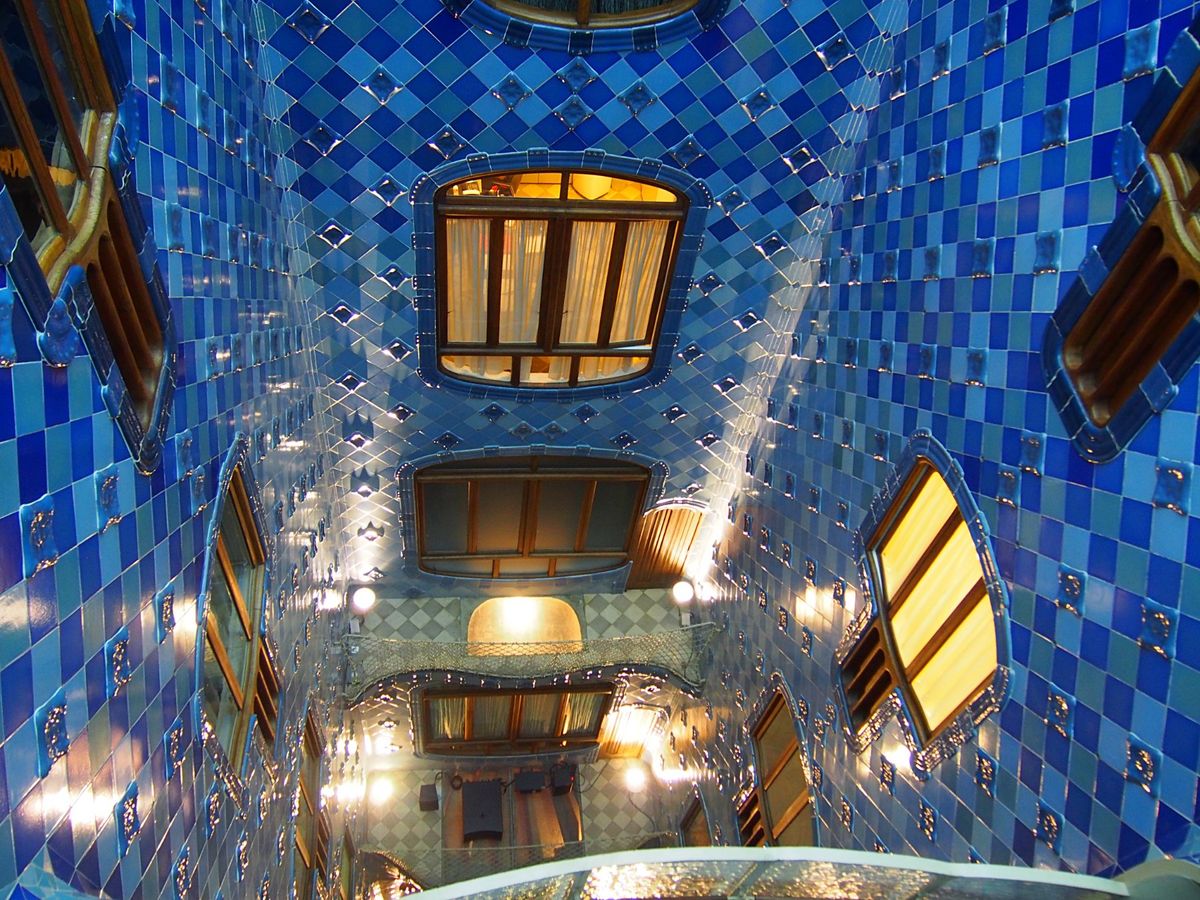 バルセロナ市内のガウディ建築
市内には個人邸宅や集合住宅、グエル公園など、...