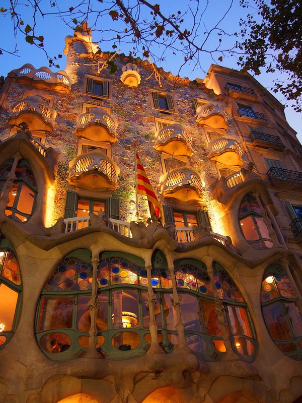 スペイン・バルセロナ「スペイン出張  それでも旅するバルセロナ」の写真：バルセロナ市内のガウディ建築
市内には個...