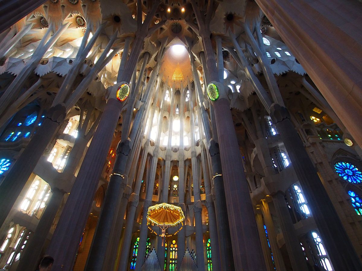 サグラダファミリア
今なお建設が続く、言わずと知れた世界一有名な教会。
カ...