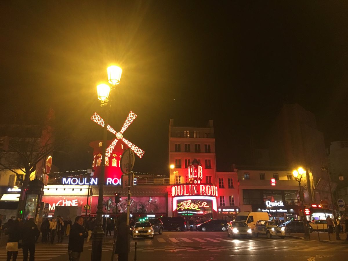 パリ最後の夜はムーラン・ルージュで締め💋
この辺りの雰囲気は昼と夜で全然違...