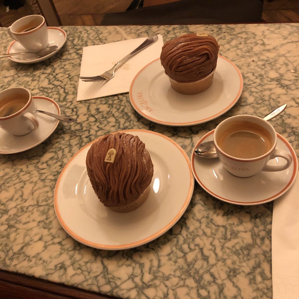 おやつにアンジェリーナでモンブランを堪能！！！
お店には列ができるほどの人...