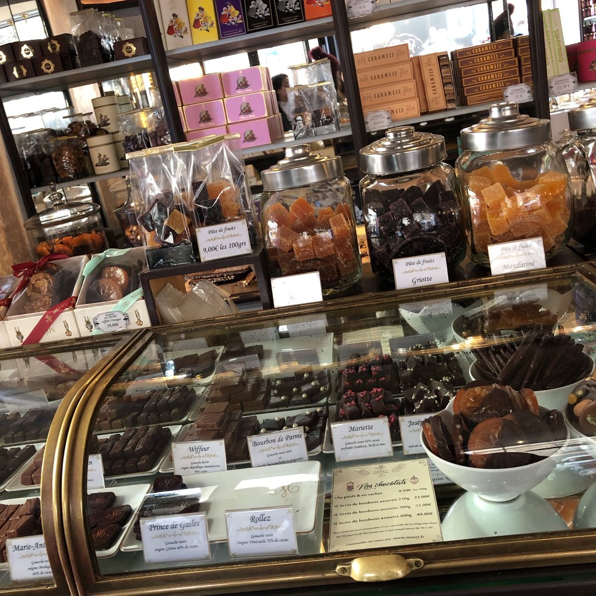 お昼ご飯を適当に済ませ、午後は買い物へ！
古着屋さんのキロショップであった...