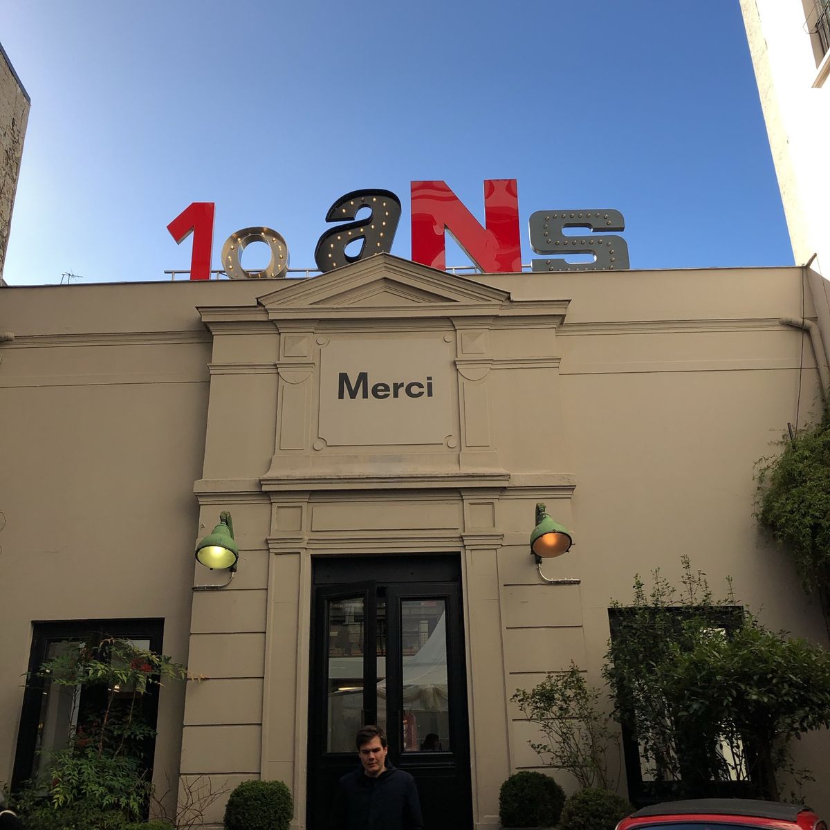 7日目スタートはエトワール凱旋門から！
シャンゼリゼ通りをパリジェンヌの如...