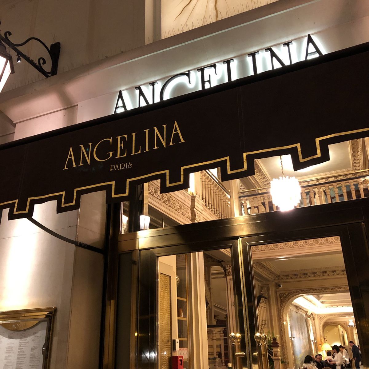 おやつにアンジェリーナでモンブランを堪能！！！
お店には列ができるほどの人...