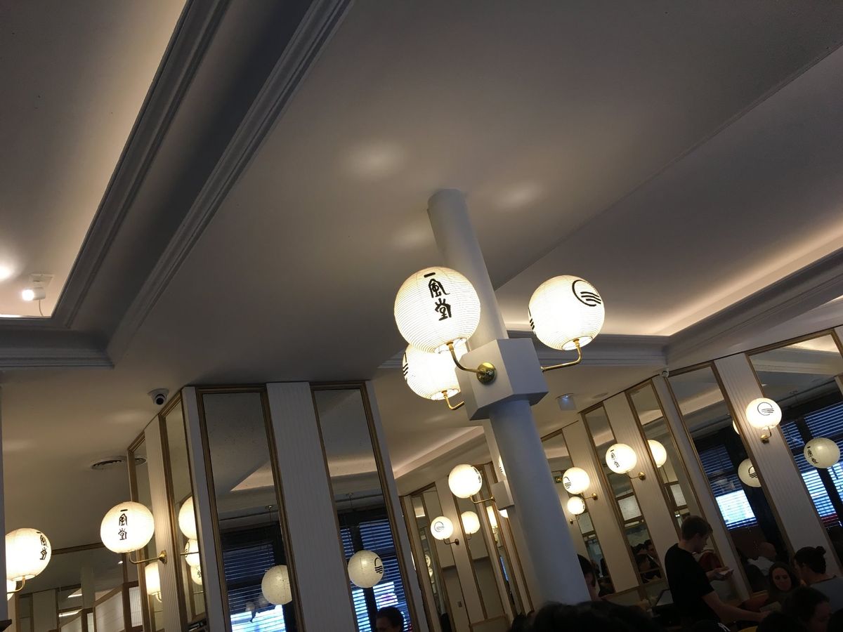 着いたらまずは腹ごしらえ！（恒例）
行き着いた先は、、、一風堂。
いい加減...