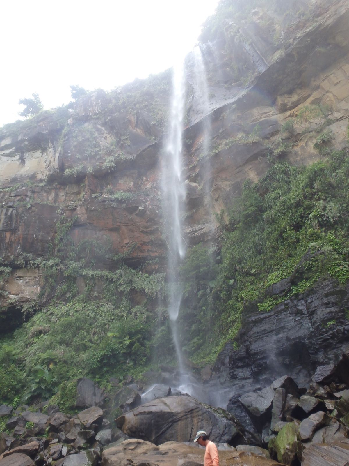 憧れのピナイサーラ。過酷な4時間の登山、滝の上からの眺めは最高！下山して滝...