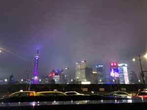 この日は結構な雨でけむる外灘

ちょいと道を間違えて長めに雨の中歩いて
上...