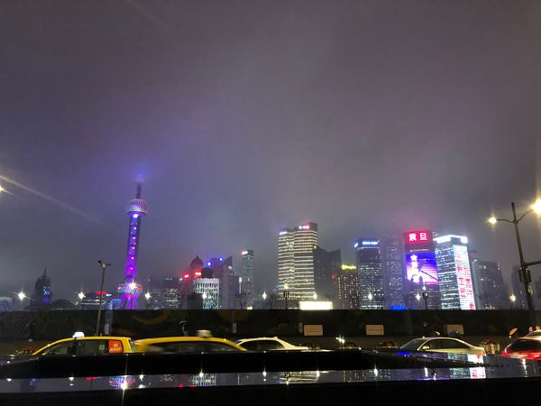 中国・上海「上海2018」の写真：この日は結構な雨でけむる外灘

ちょいと...