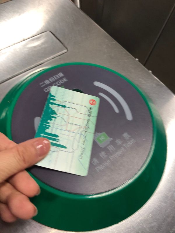 中国・上海「上海2018」の写真：地下鉄に乗って豫園へ
この日は曇ってたの...