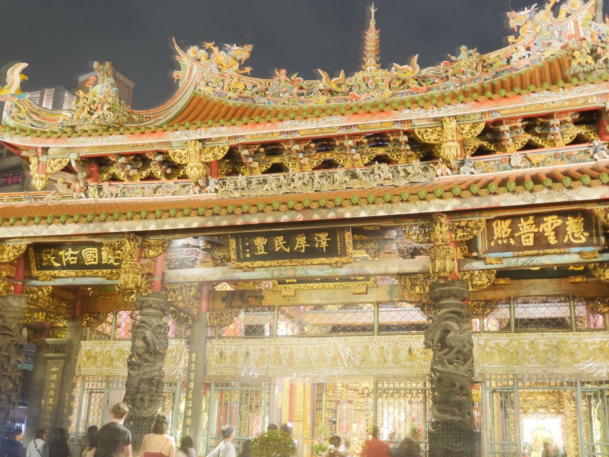 年明けに初台湾に行ったが暑かった。九分も良かったです。夜の龍山寺も人が多かった