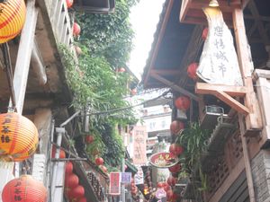 年明けに初台湾に行ったが暑かった。九分も良かったです。夜の龍山寺も人が多かった