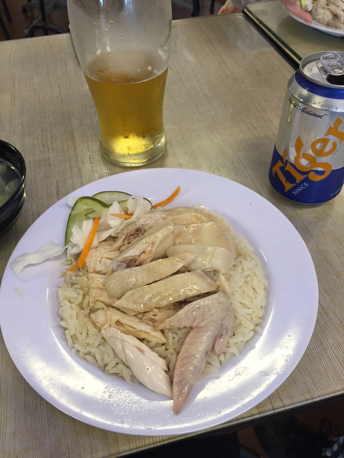 シンガポールで欠かせないもの。チキンライスとマリーナベイサンズからの夜景、...