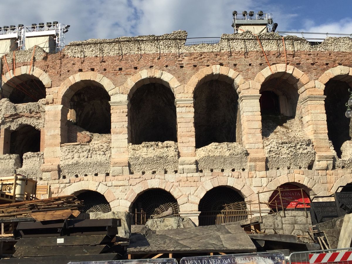 ミラノから鉄道🚃移動で、ベローナへ。遺跡でオペラを。アイーダ、盛り上がる♬