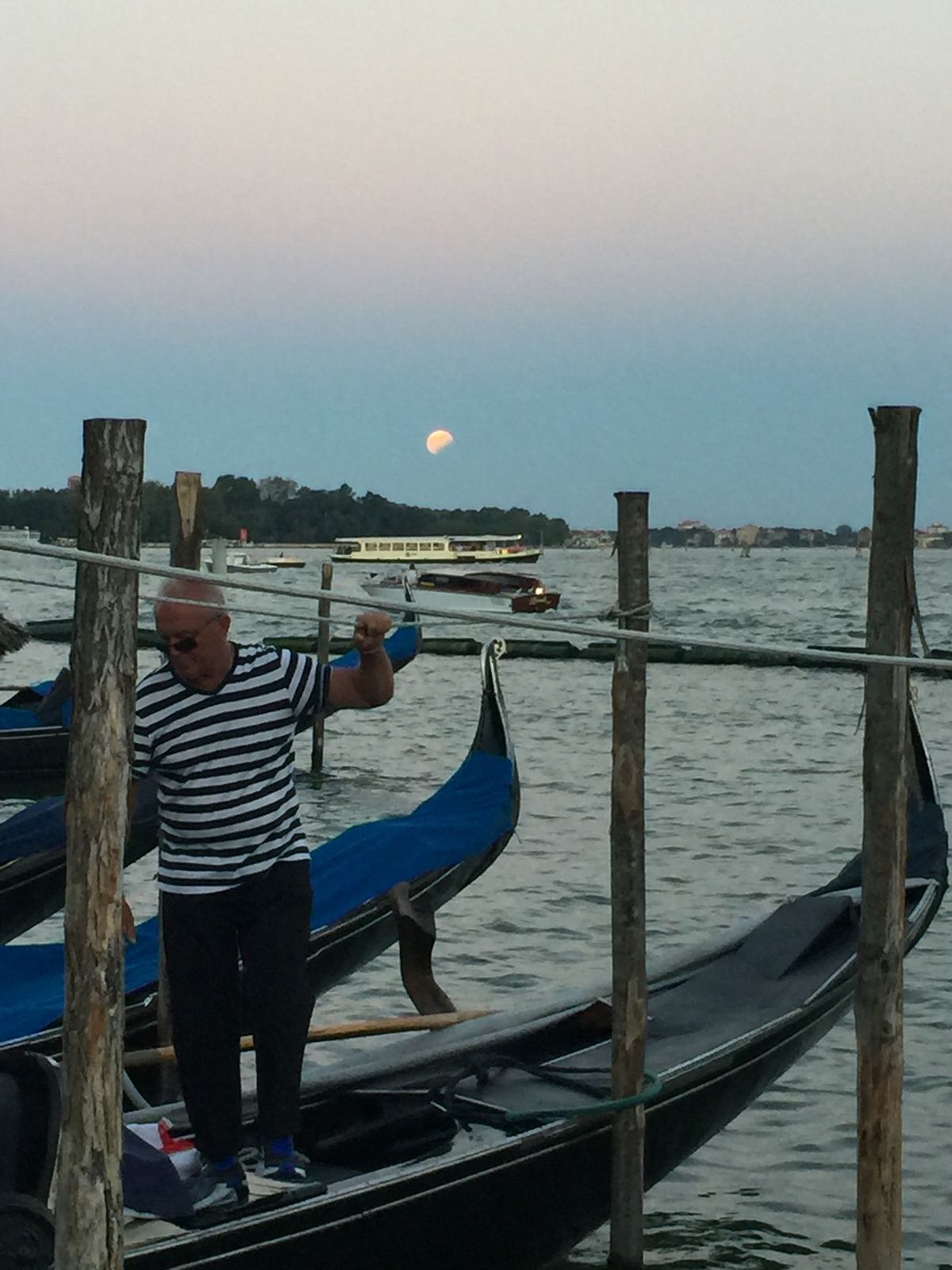 何度行ってもベネチアは素敵。ゴンドリエーレも素敵。そしてブラーノ島のカラフ...