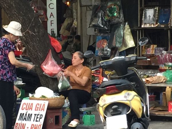 ベトナム・ハノイ「結婚式前に、駆け込み母娘旅😊」の写真：ベトナムの街角で。人々の生活が、オープン...