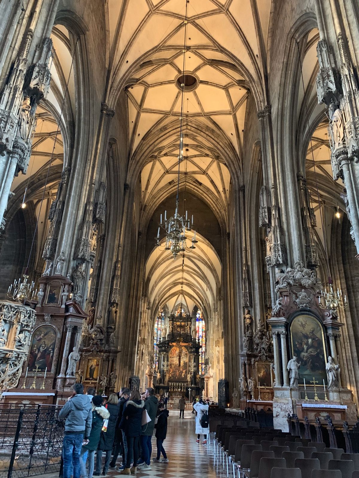 夜のシュテファン寺院と内部。そして、ヴェルベデーレ宮殿とクリムトの接吻