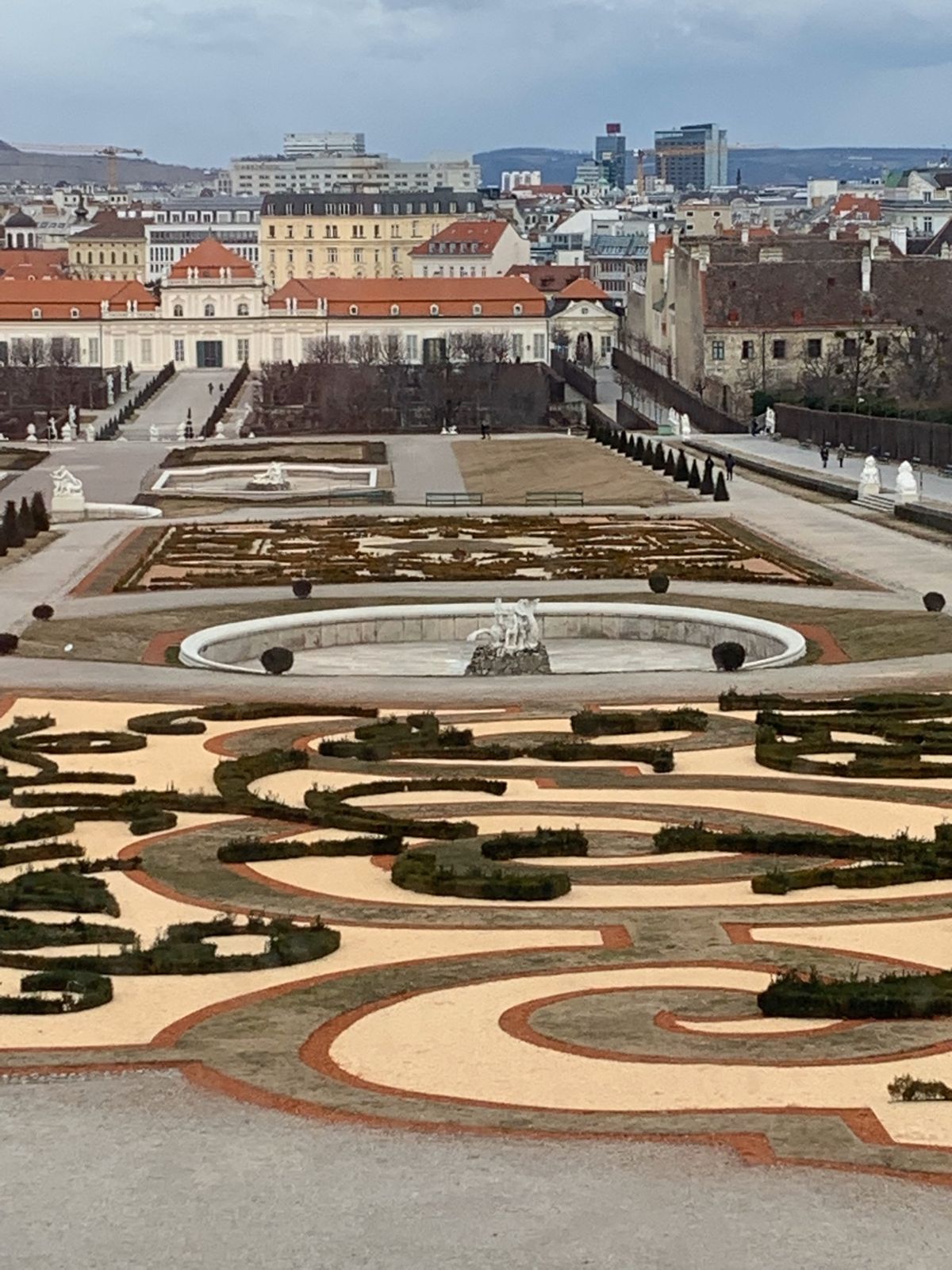 夜のシュテファン寺院と内部。そして、ヴェルベデーレ宮殿とクリムトの接吻