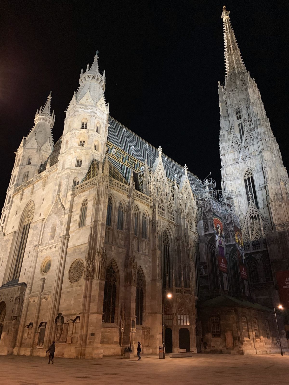 夜のシュテファン寺院と内部。そして、ヴェルベデーレ宮殿とクリムトの接吻