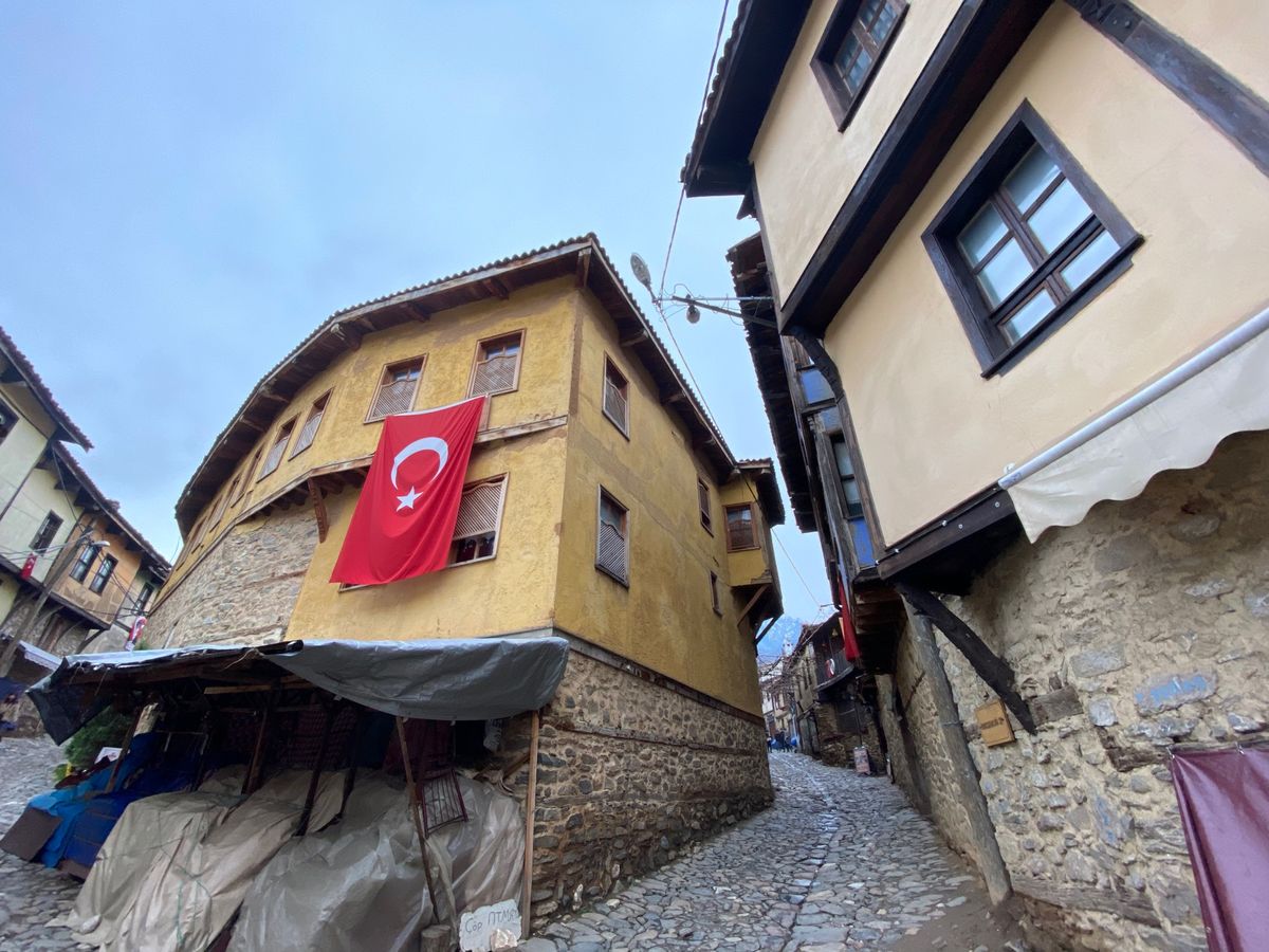 ジュマルクズク　
かなりローカルな雰囲気が味わえる場所