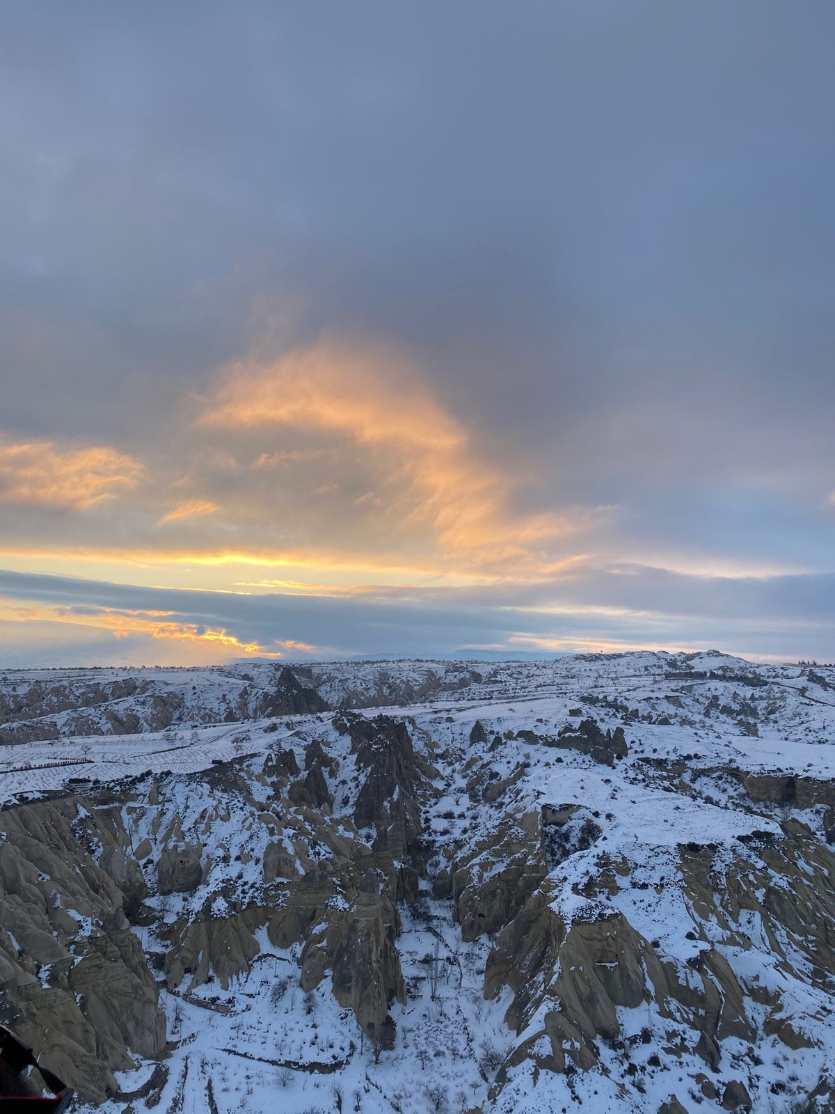 カッパドキアで気球から朝日鑑賞…。くもり。