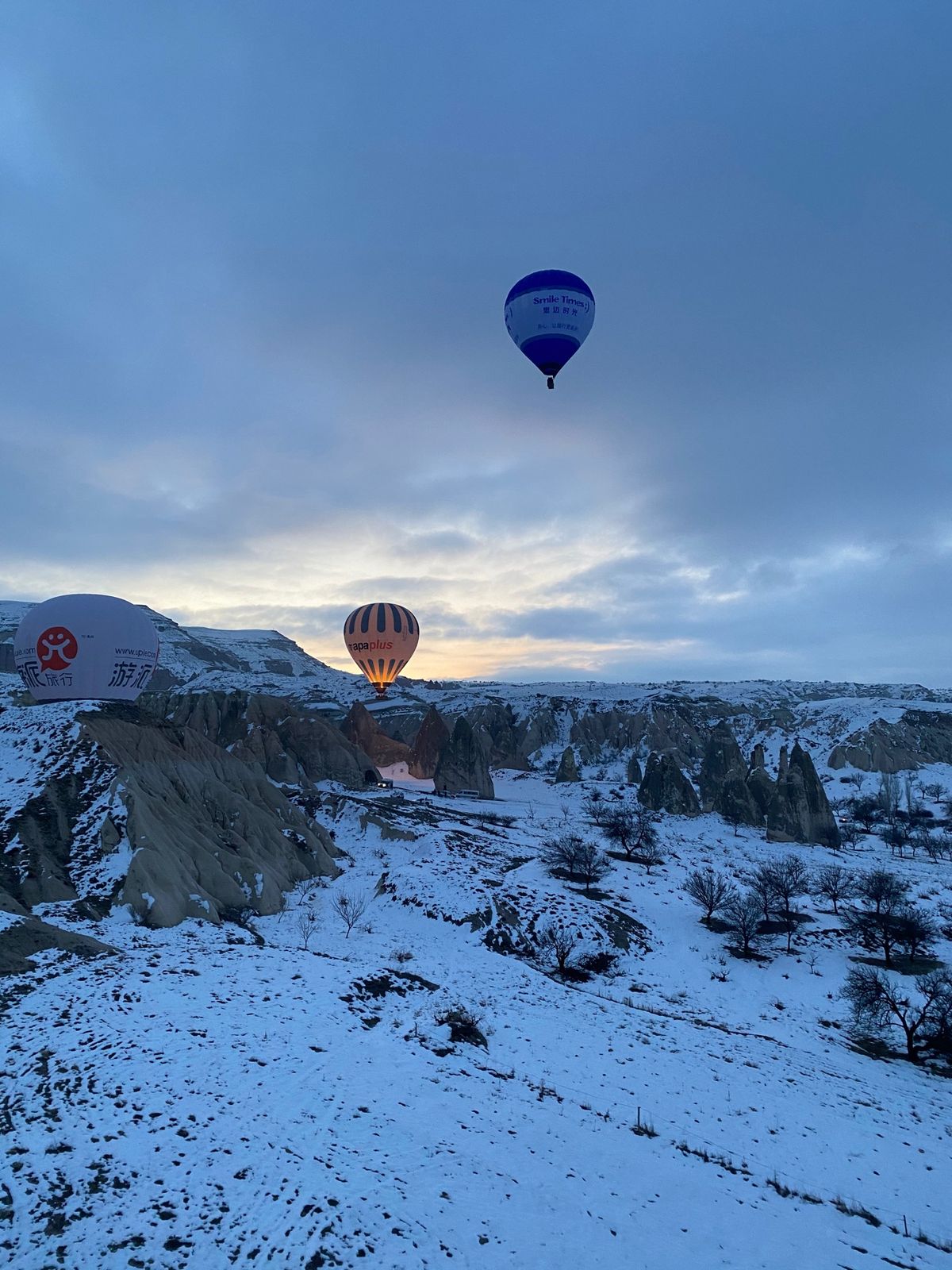 カッパドキアで気球から朝日鑑賞…。くもり。