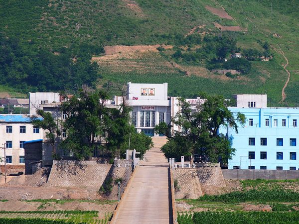 中国・延吉「中国と北朝鮮の国境へ 図們と延吉と絶景の長白山」の写真：図們市
ここは小さな川一つで中国と北朝鮮...