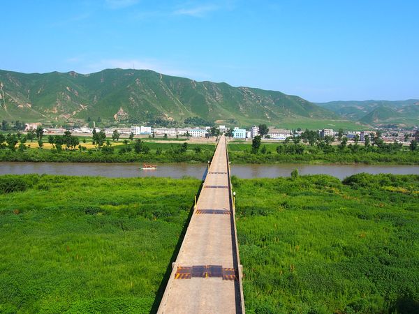 中国・延吉「中国と北朝鮮の国境へ 図們と延吉と絶景の長白山」の写真：図們市
ここは小さな川一つで中国と北朝鮮...
